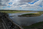 An der Holzbrücke über dem Fluss